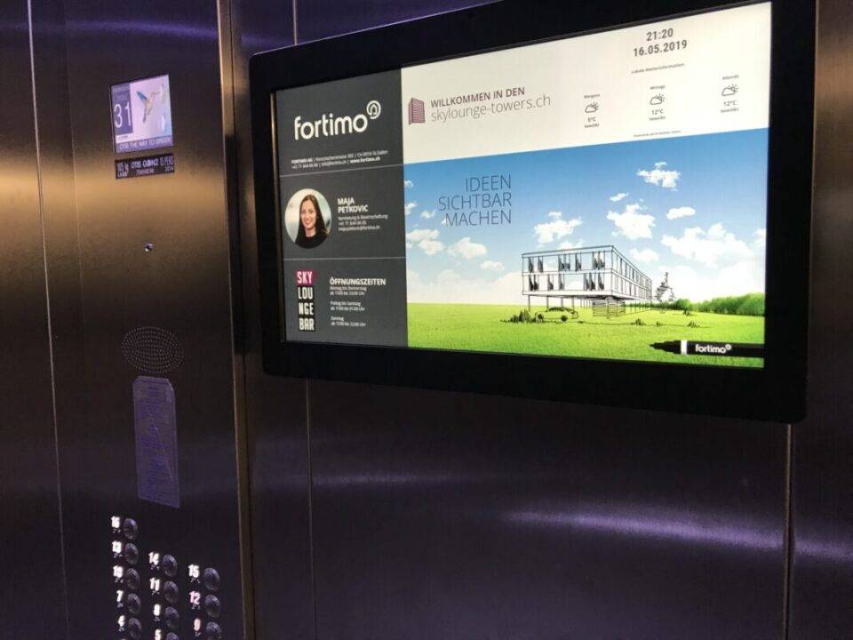 Infoscreen im Lift fortimo